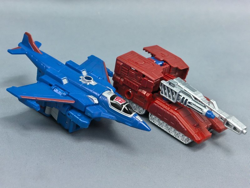 Seige Autobot Alphastrike Counterforce In Hand Images  (8 of 9)